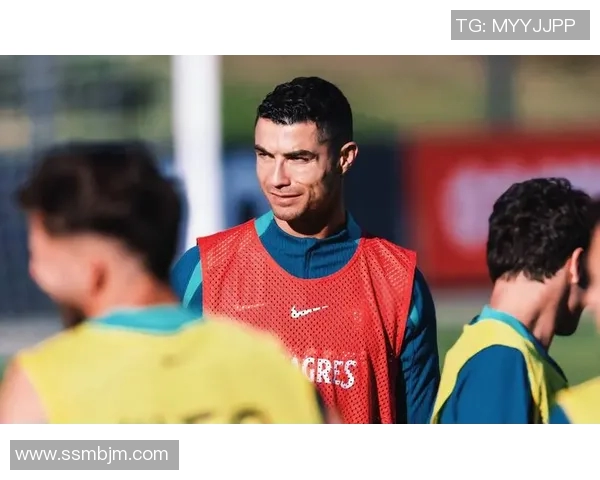 球迷冲进场内上演疯狂一幕C罗球衣被抢引发热议